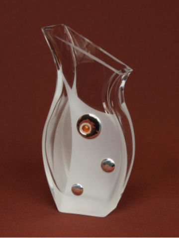 Zdobiony wazon z matowionego szkła